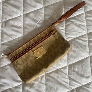 👜 Michael Kors wristlet 👜